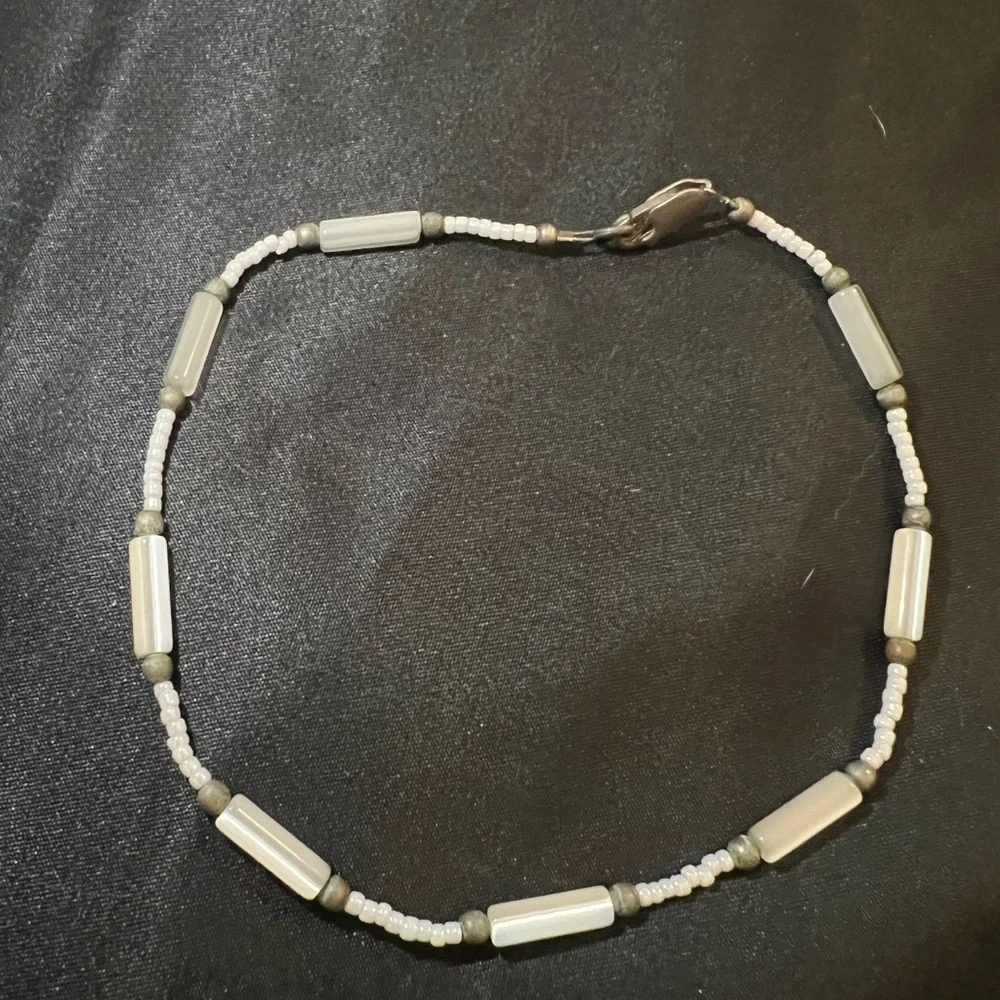 Elegant Beaded Bracelet in Gray and white